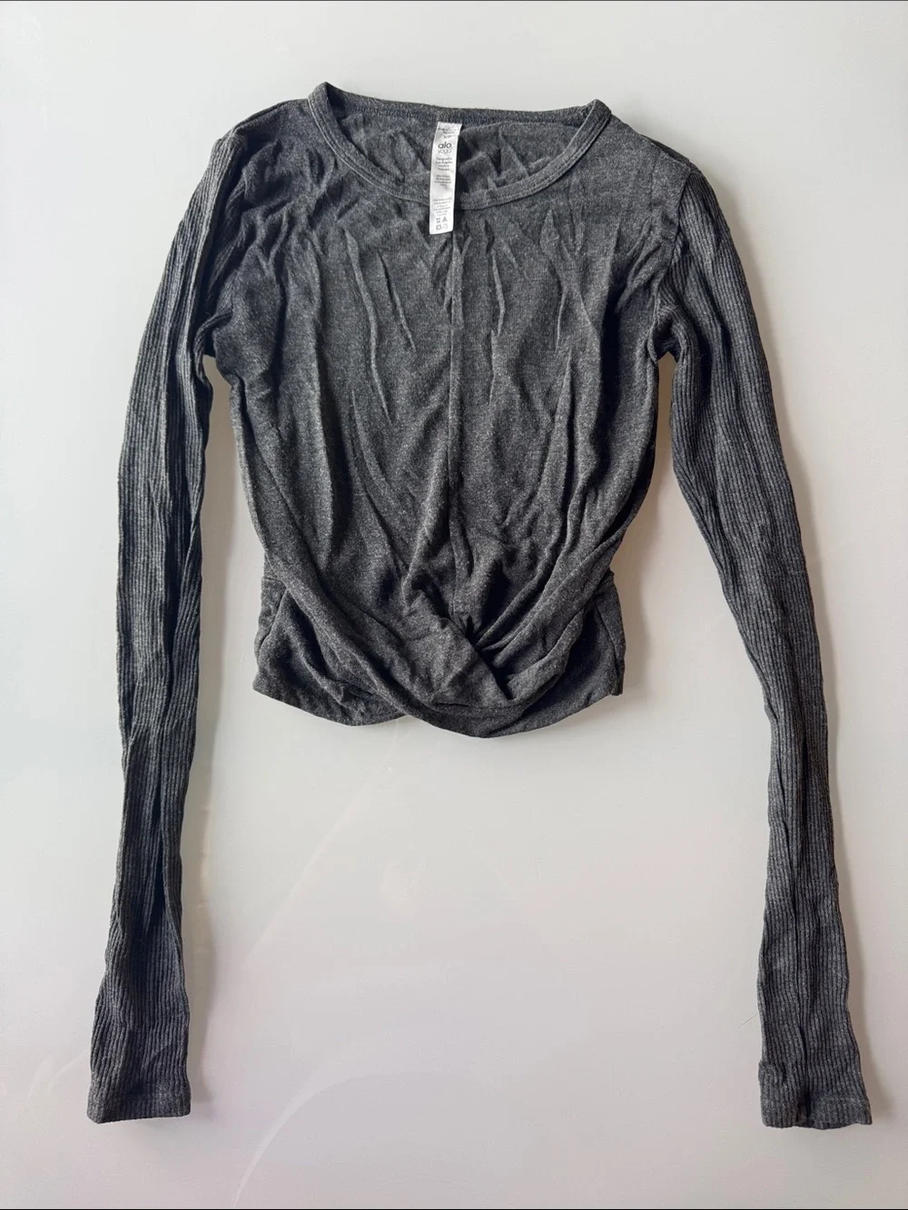 alo yoga - Women’s Cropped Long Sleeve Ribbed Twist-Front Top - Charcoal Gray